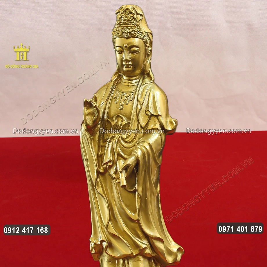 Tượng Phật B&agrave; được đ&uacute;c theo d&aacute;ng đứng uy nghi&ecirc;m